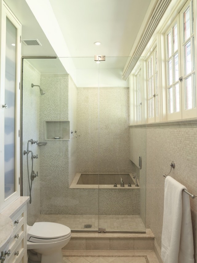 petite-salle-de-bains-baignoire-douche-toilettes-blanches