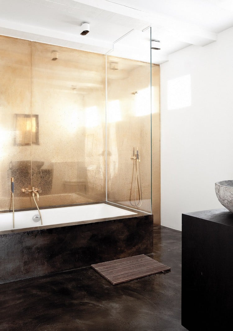 petite salle de bains -blanc-marron-fonce-panneau-mural-or