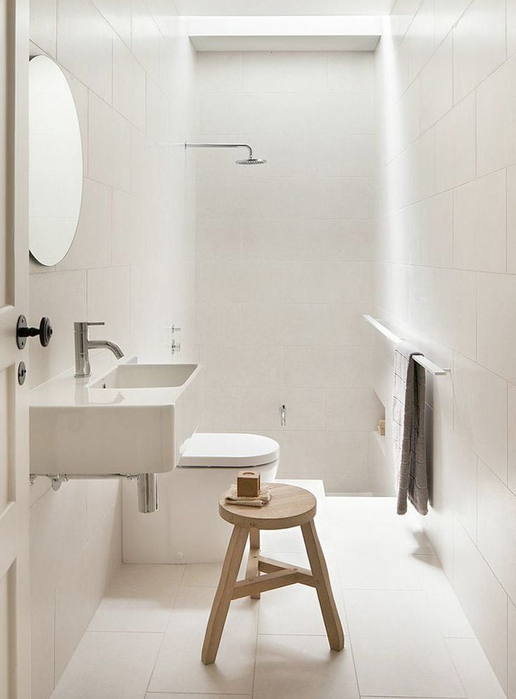 petite salle de bains -blanche-sanitaire-blanc-miroir-rond