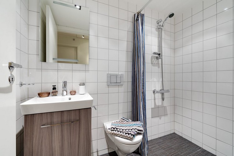 petite salle de bain -carrelage-mural-blanc-meuble-vasque-bois-rideau-douche