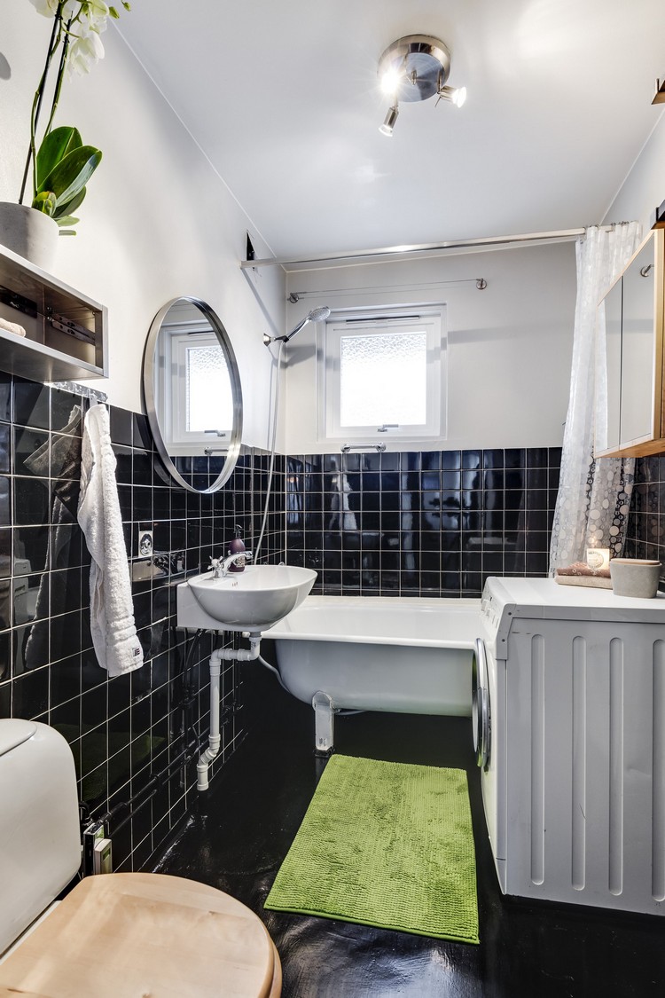 petite salle de bain -carrelage-mural-noir-sanitaire-blanc-tapis-vert
