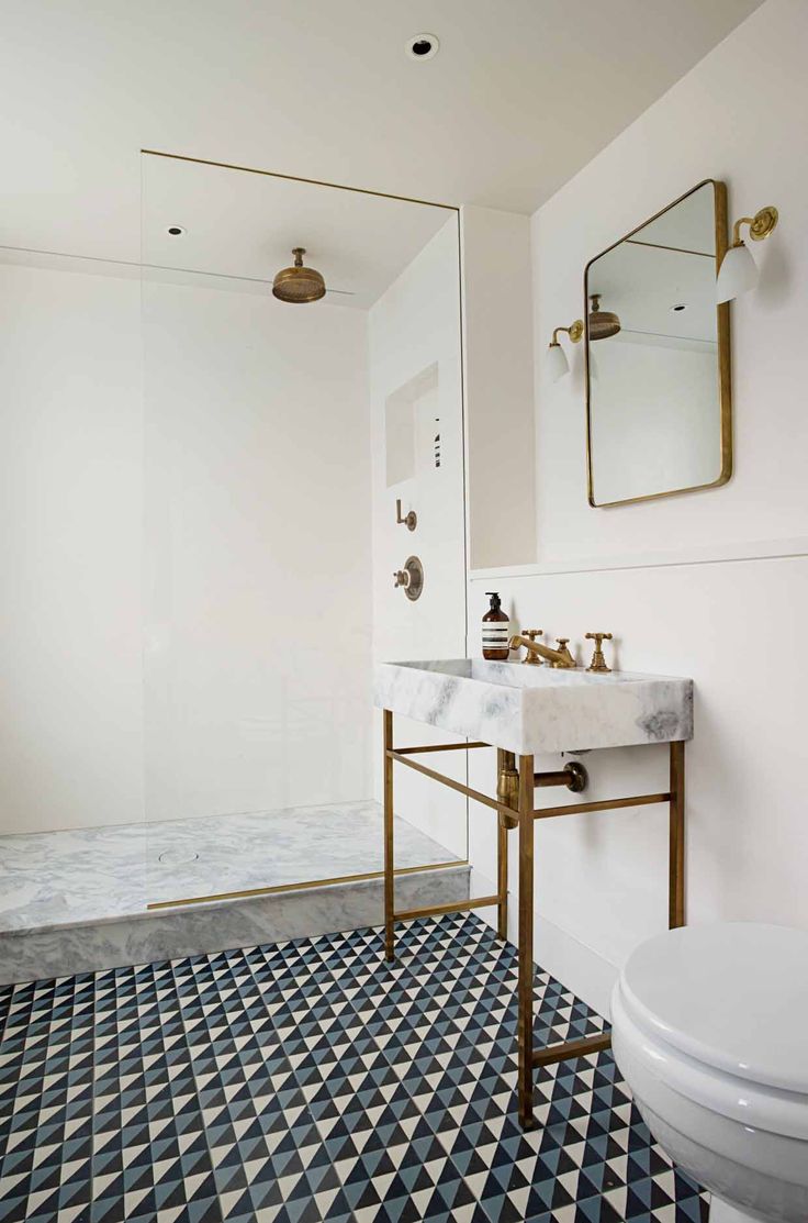 petite salle de bain -carrelage-sol-geometrique-accent-douche-italienne