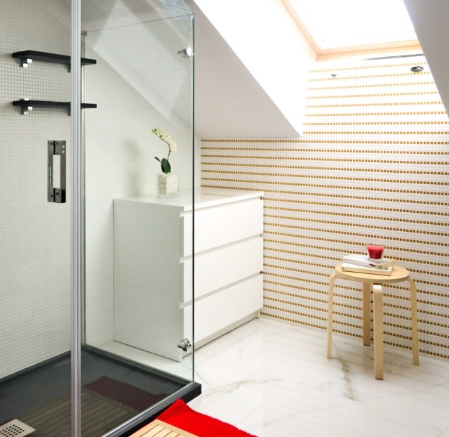 petite-salle-de-bains-idées-originales-aménagement-armoires-pratiques-tabouret