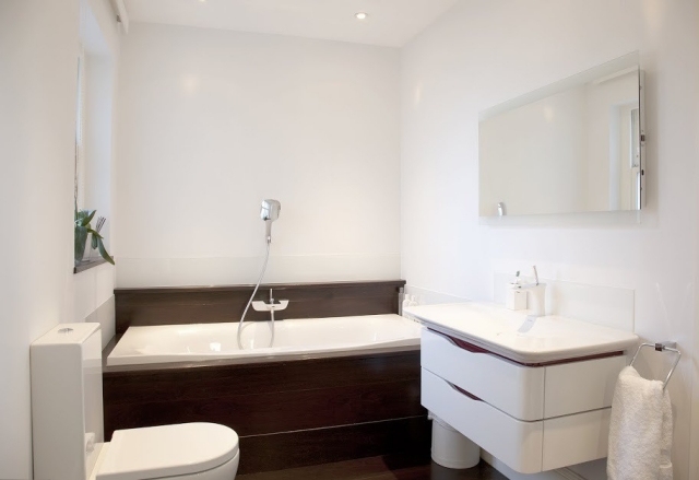 petite-salle-de-bains-idées-originales-aménagement-baignoire-rectangulaire-sous-lavabo-espace-rangement