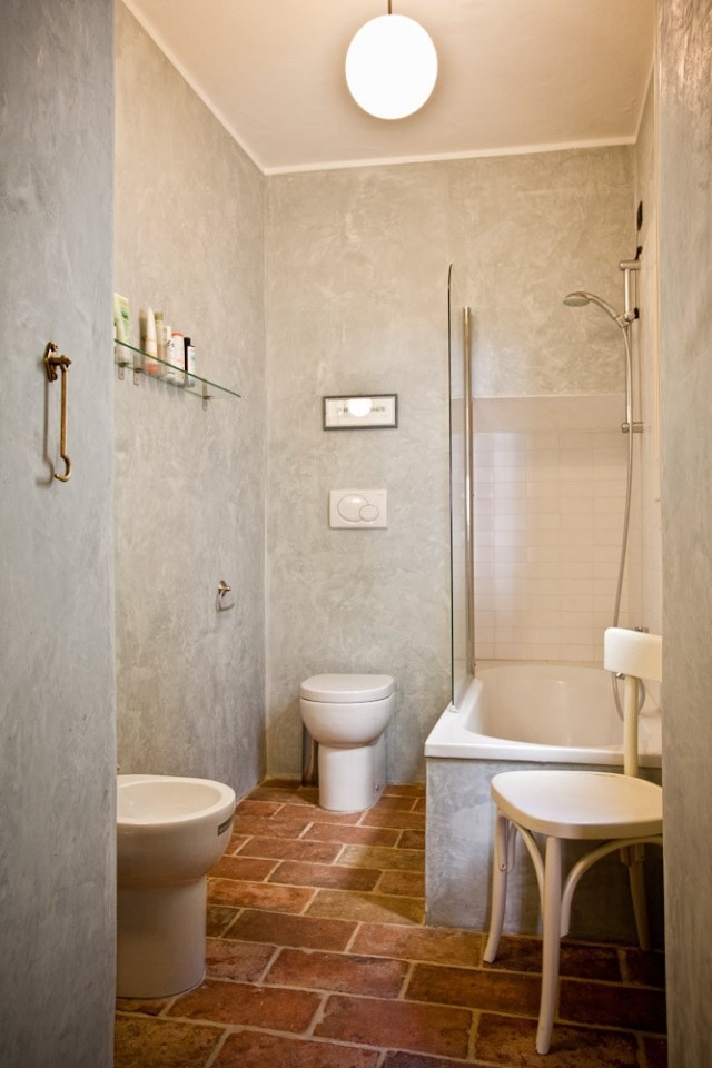 petite-salle-de-bains-idées-originales-aménagement-baignoire-tabouret
