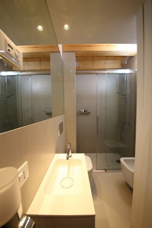 petite-salle-de-bains-idées-originales-aménagement-beau-luminaire-vasque