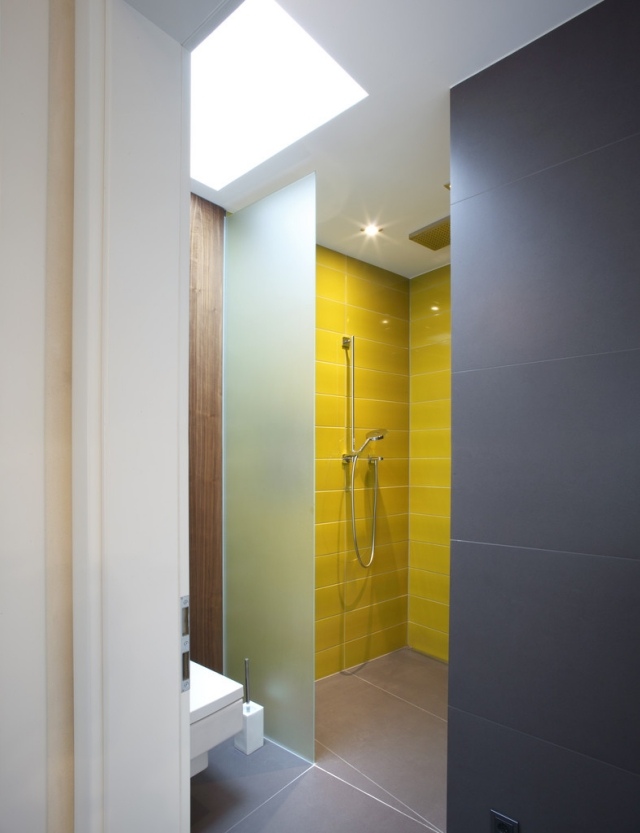 petite-salle-de-bains-idées-originales-aménagement-carrelage-jaune