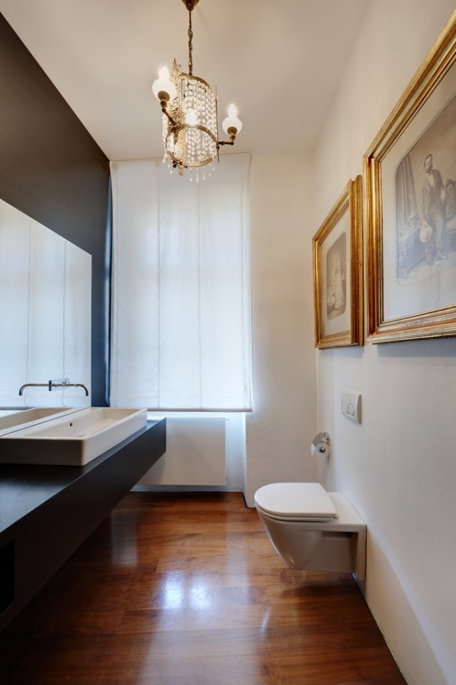 petite-salle-de-bains-idées-originales-aménagement-lustre-luxe