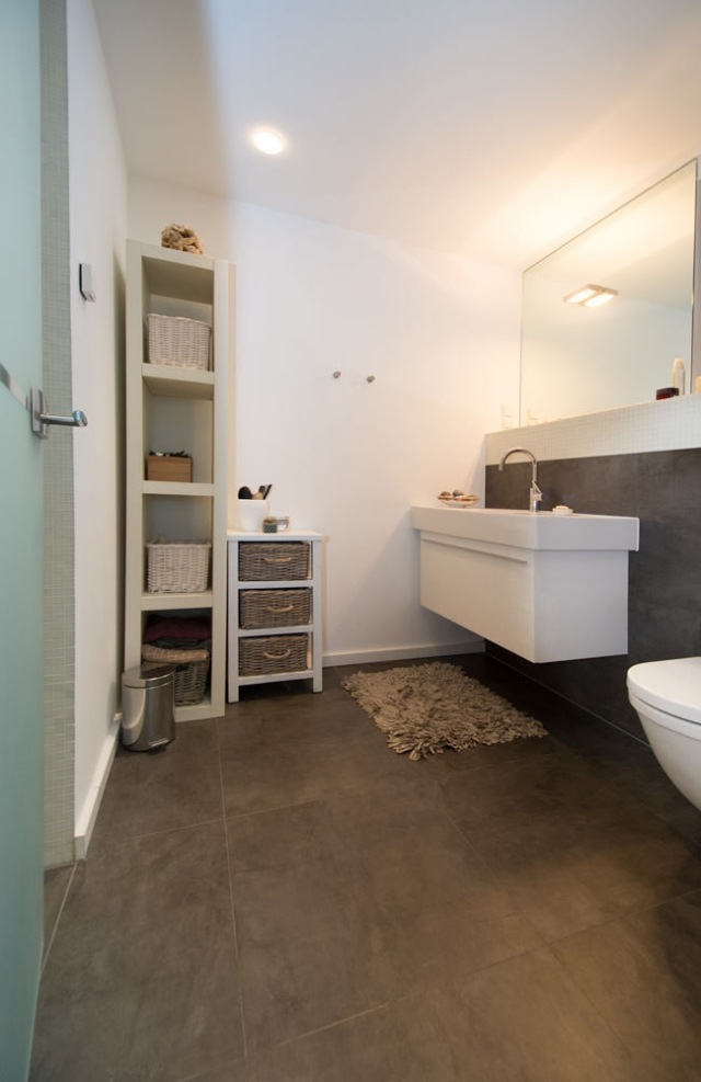 petite-salle-de-bains-idées-originales-aménagement-sous-lavabo-toilettes-etageres