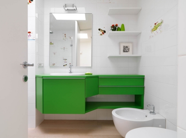 petite-salle-de-bains-idées-originales-aménagement-sous-lavabo-vert-miroir-etageres