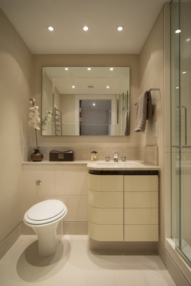 petite-salle-de-bains-idées-originales-aménagement-toilettes-sous-lavabo-beau-luminaire