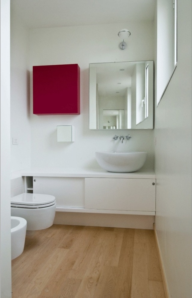petite salle de bains idées-originales-aménagement-toilettes-vasque-porcelainre-armoires