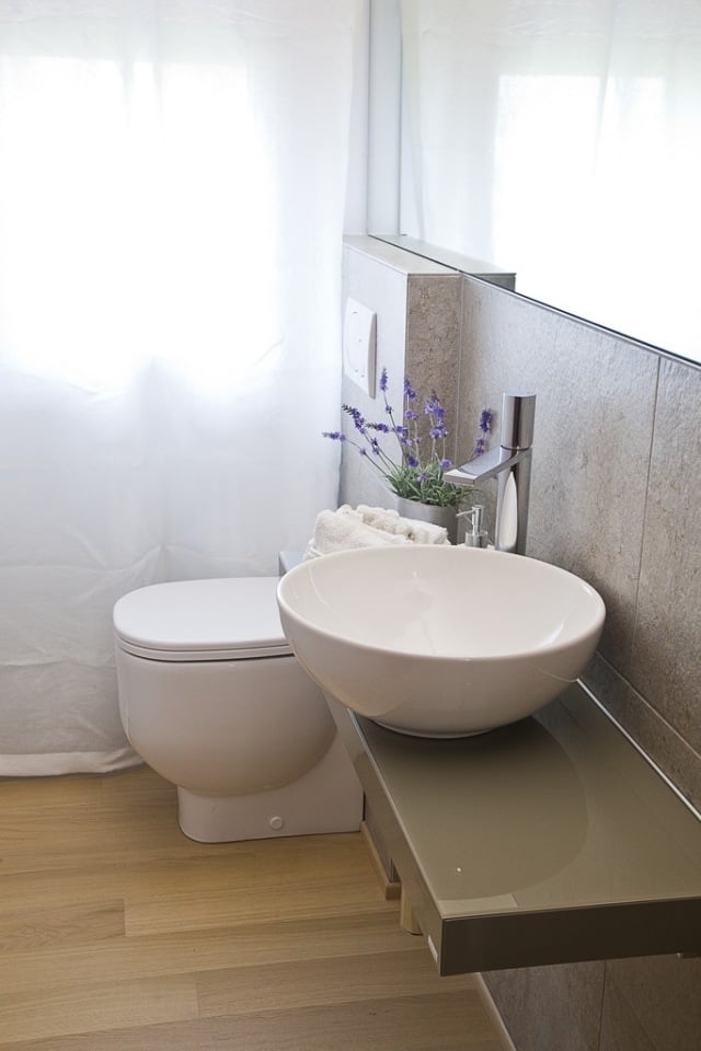 petite-salle-de-bains-idées-originales-aménagement-vasque-porcelaine-blanche-toilettes
