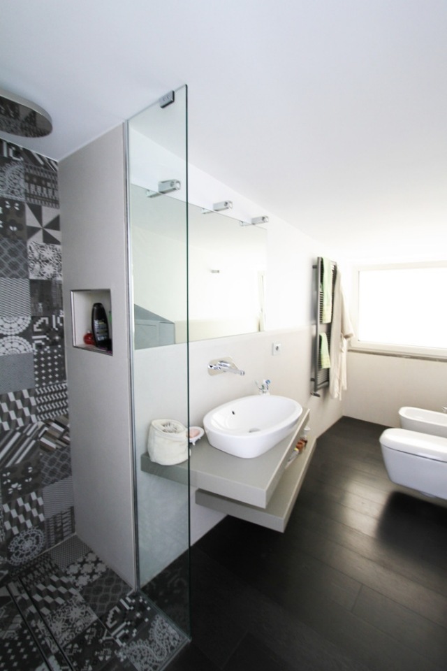 petite-salle-de-bains-idées-originales-aménagement-vasque-porcelaine-couleur-blanche-paroi-transparent