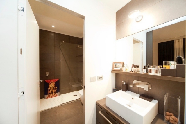 petite-salle-de-bains-idées-originales-aménagement-vasque-rectangulaire-porcelaine