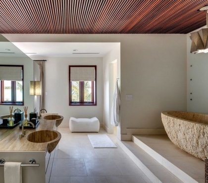 photos de salle de bains -baignoire-ilot-pierre-plan-vasque-pierre-plafond-bois