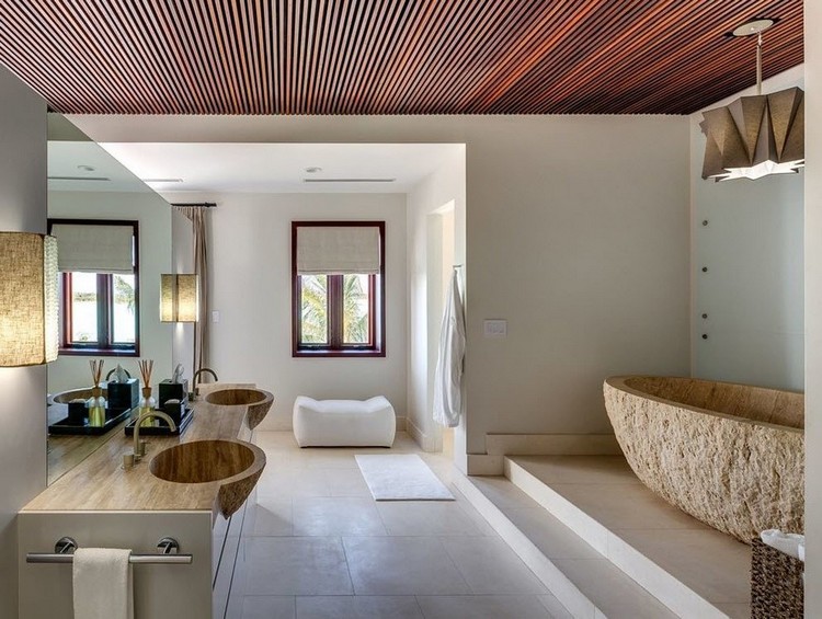 photos de salle de bains -baignoire-ilot-pierre-plan-vasque-pierre-plafond-bois