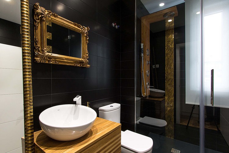 photos de salle de bains -carrelage-noir-or-miroir-cadre-ornements-baroque
