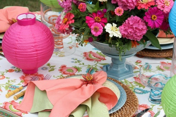 pliage-de-serviette-bouquets-fleurs-table