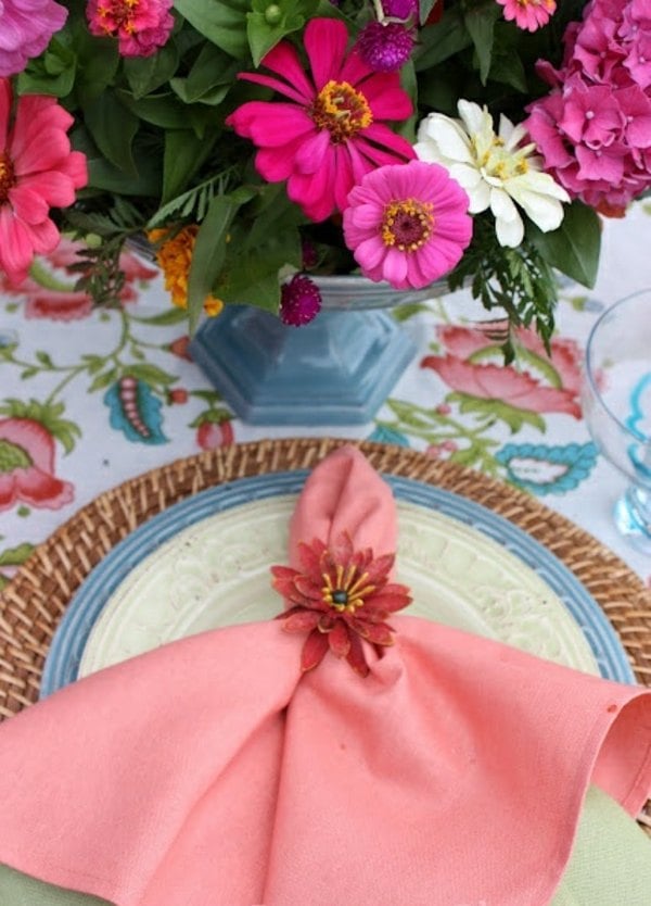 pliage-de-serviette-couleur-rose-fleurs-assiettes