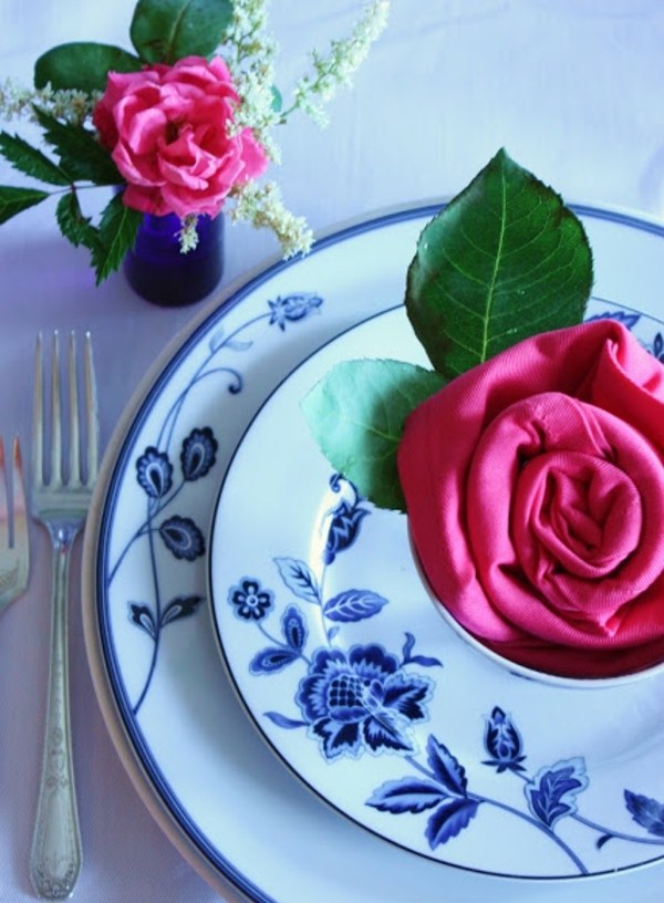 pliage-de-serviette-rose-assiette