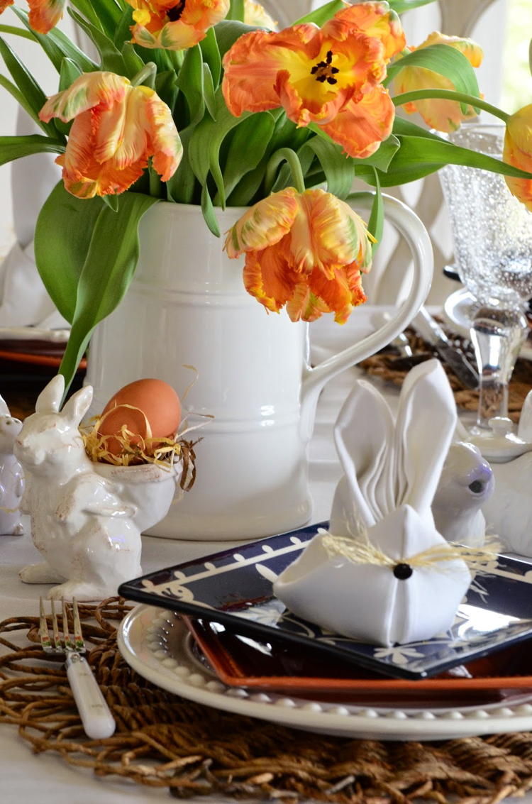pliage-de-serviettes-facile-lapin-pâques-blanc-bouquet-tulipes-orange