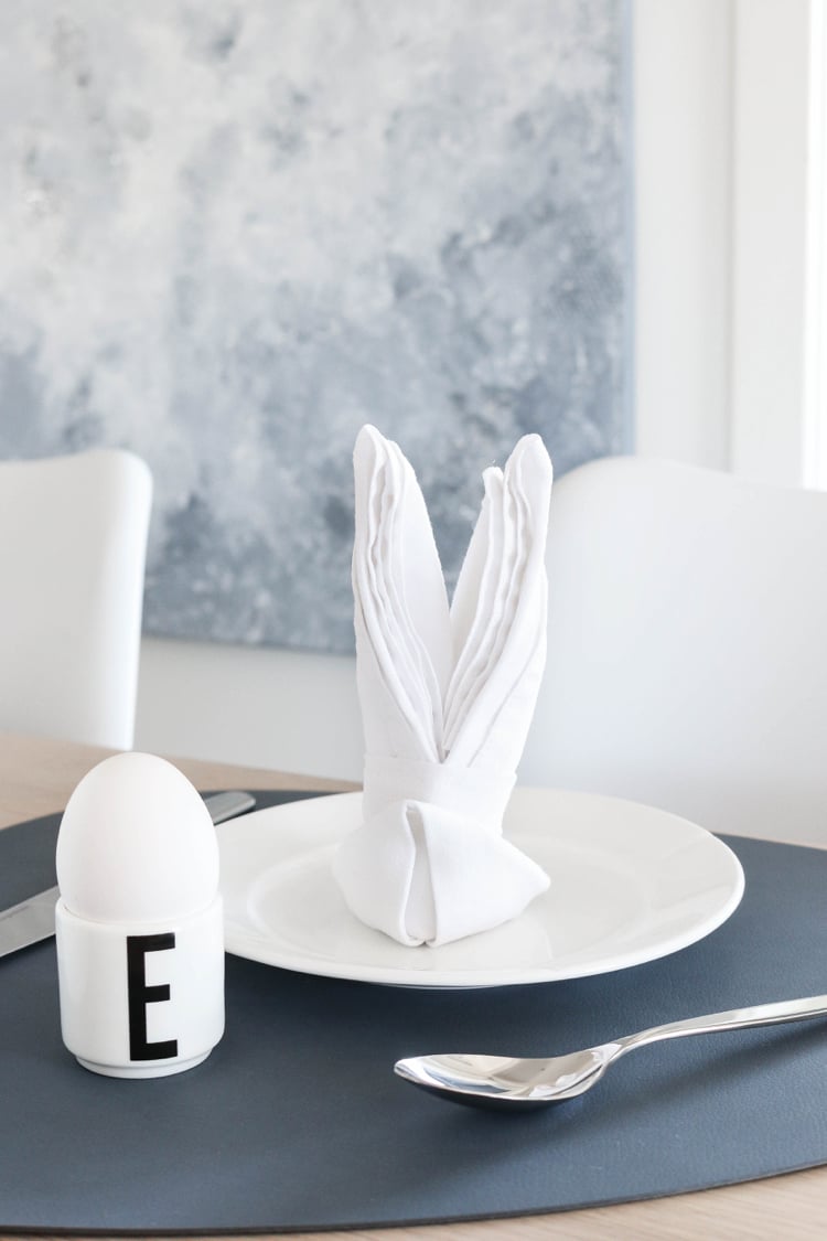 pliage-de-serviettes-facile-lapin-pâques-blanc-déco-table-minimaliste