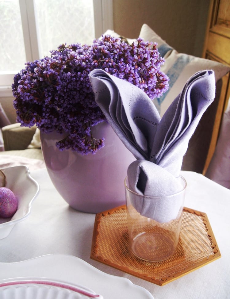 pliage-de-serviettes-facile-lapin-pâques-lilas-bouquet-lilas