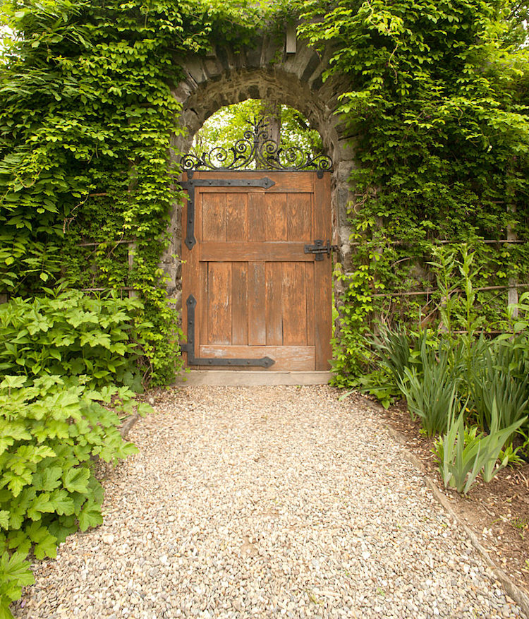 porte-jardin-extérieure-bois-massif-arc-pierre-verdure