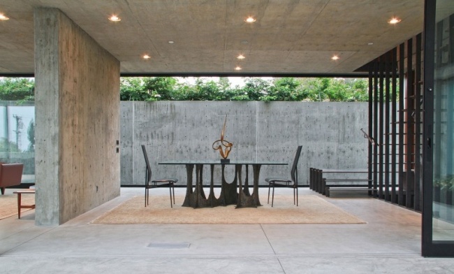 salle-à-manger-design-beton-exterieur-table-panneau-verre