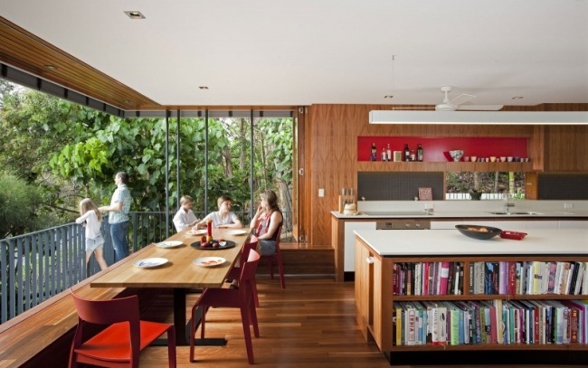 salle-à-manger-design-moderne-panneau-bois-etageres-livres