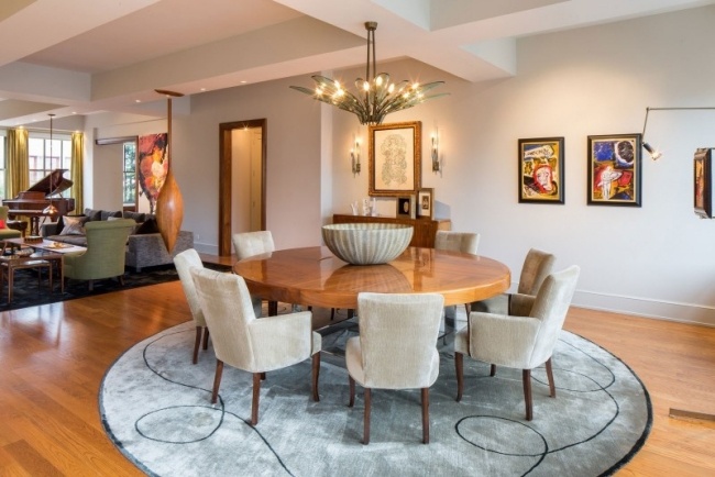 salle-à-manger-design-original-table-ronde-chaises-tapis-gris