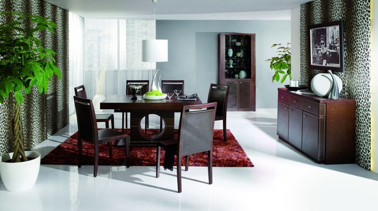 salle à manger design -table-chaises-bois-brun-foncé-tapis-bordeaux-papiers-peints