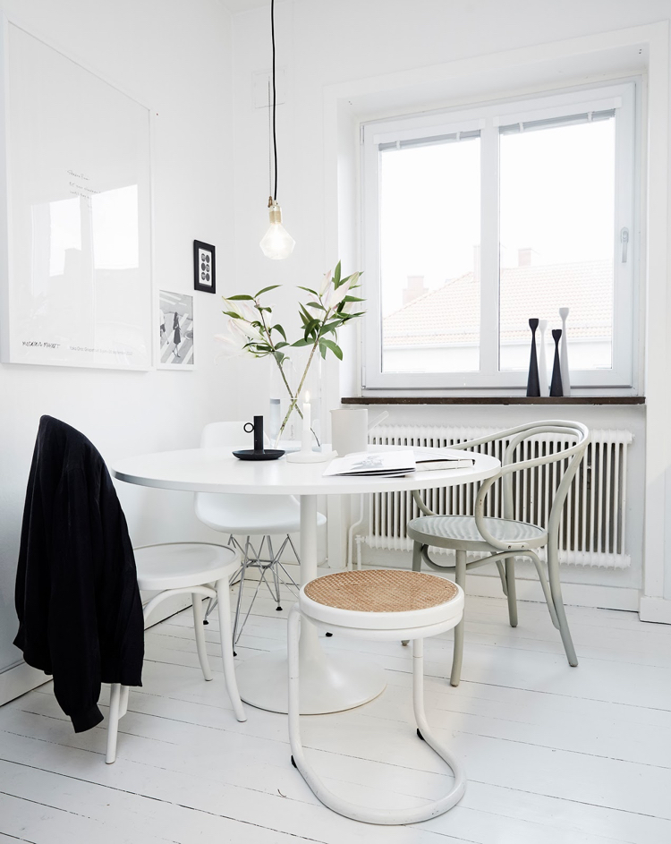 salle à manger design -table-ronde-blanche-chaises-blanches-suspension-ampoule
