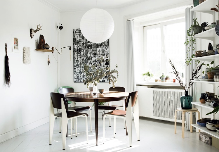 salle à manger design -table-ronde-bois-chaises-bois-blanc-suspension-boule