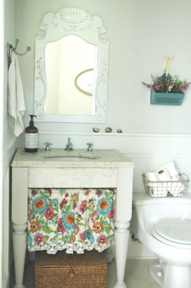 salle-bains-blanche-motifs-floraux-style-vintage