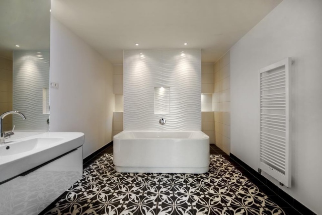 salle-bains-moderne-acrrelage-sol-noir-blanc-baignoire-îlot-blanche photos de salle de bains