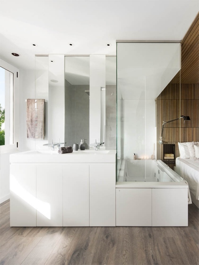 salle-bains-moderne-baignoire-meuble-vasque-blancs-paroi-verre photos de salle de bains