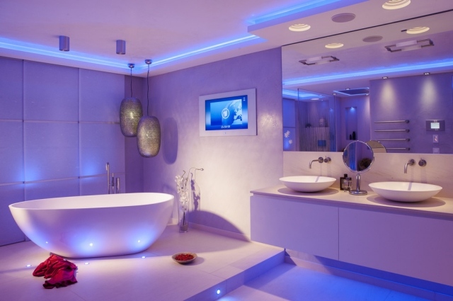 salle-bains-moderne-baignoire-îlot-blanche-suspensions-modernes-miroir-LED-vasques-forme-ovale