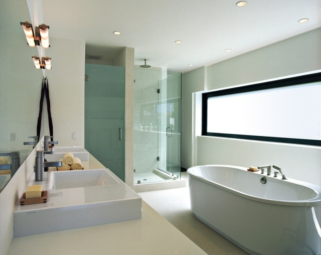 salle-bains-moderne-baignoire-îlot-blanche-vasques-intégrées-cabine-douche
