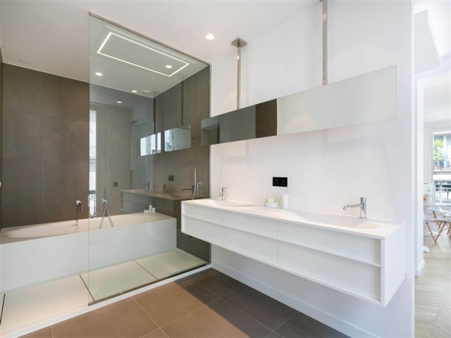 salle-bains-moderne-blanche-paroi-verre-baignoire-meuble-vasque-blanc-miroir-long
