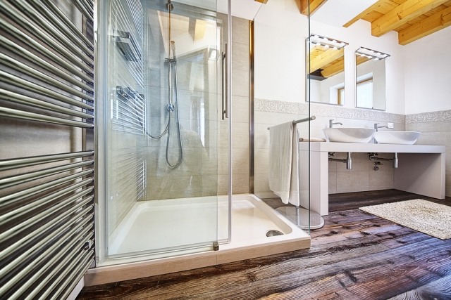 salle-bains-moderne-cabine-douche-élégante-revêtement-sol-aspect-bois photos de salle de bains