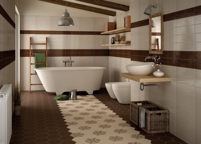 salle-bains-moderne-carrelage-blanc-marron-baignoire-îlot-blanche-vasque-ronde-paniers-accents-bois