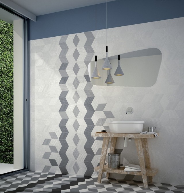salle-bains-moderne-carrelage-bleu-pâle-motifs-géométriques-suspensions-modernes-meuble-vasque-bois-rustique