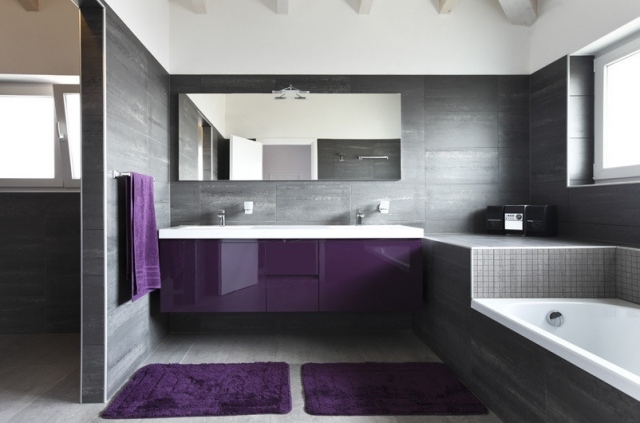 salle-bains-moderne-carrelage-gris-foncé-grand-miroir-meuble-vasque-pourpre-tapis-pourpre-baignoire