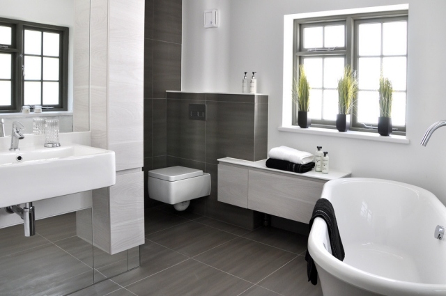 salle-bains-moderne-carrelage-gris-vasque-blanc-baignoire-ovale