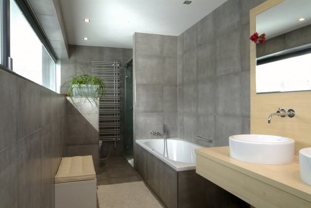 salle-bains-moderne-carrelage-mural-aspect-béton-gris-meuble-vasque-bois-clair-vasques-ronds