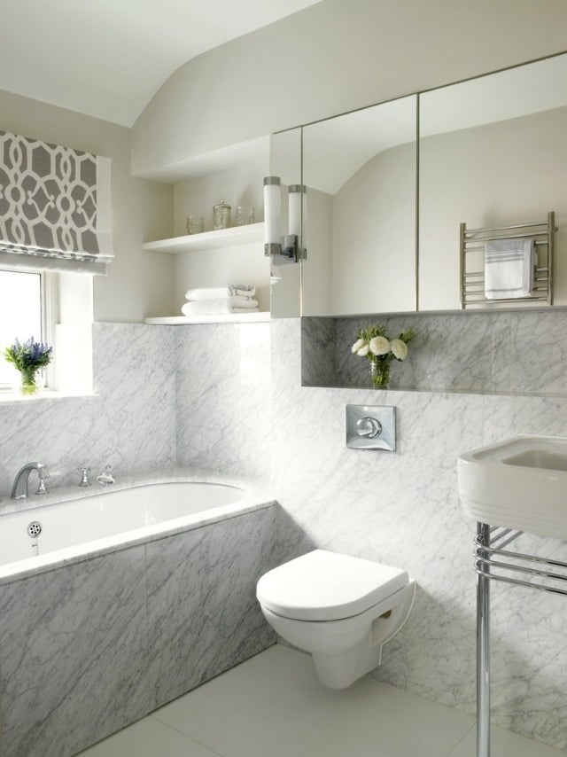salle-bains-moderne-carrelage-mural-aspect-marbre-blanc-cuvette-suspendue photos de salle de bains