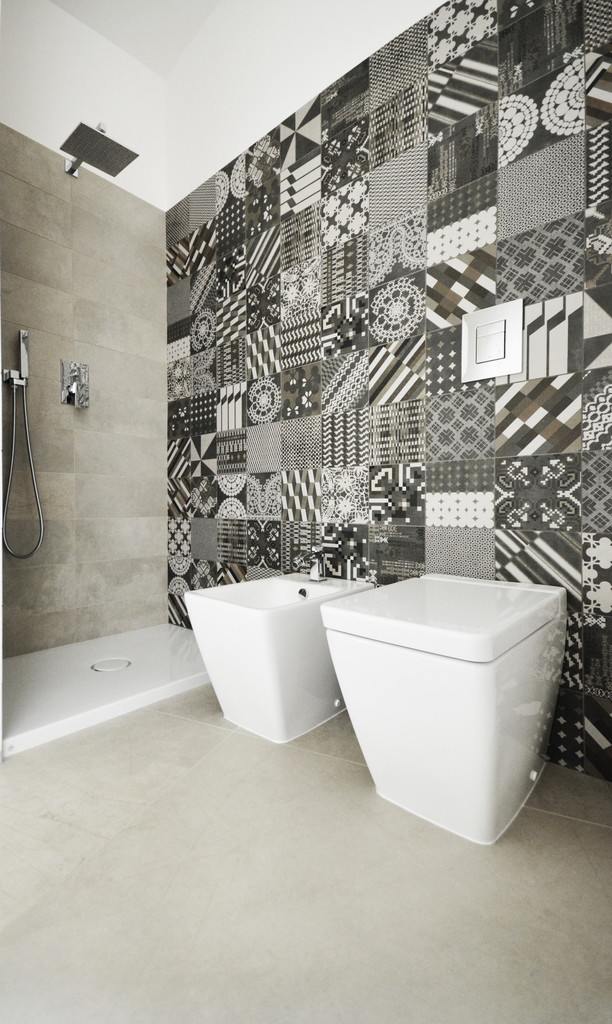 salle-bains-moderne-carrelage-mural-blanc-gris-foncé-cuvette-bidet-blancs photos de salle de bains