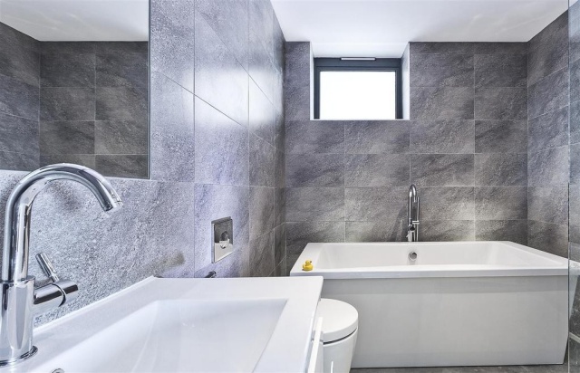 salle-bains-moderne-carrelage-mural-gris-baignoire-îlot-blanche-miroir photos de salle de bains